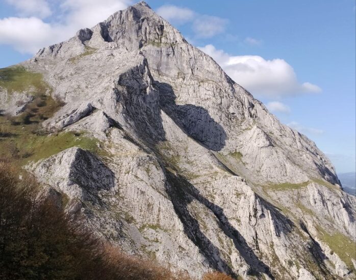Vista del Monte Anboto. desde una ruta de senderismo.